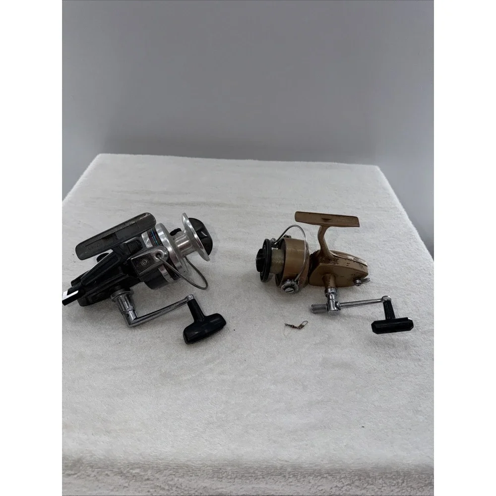 Two Vintage Fishing Reels Daiwa A-400RL & Montgomery Ward By Zebco WB65